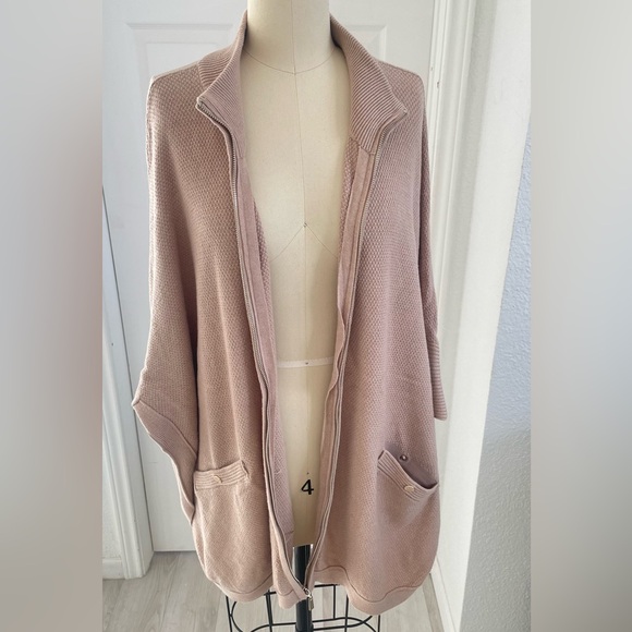 White House black market, tan/beige Sweater with Pockets. - Picture 10 of 13